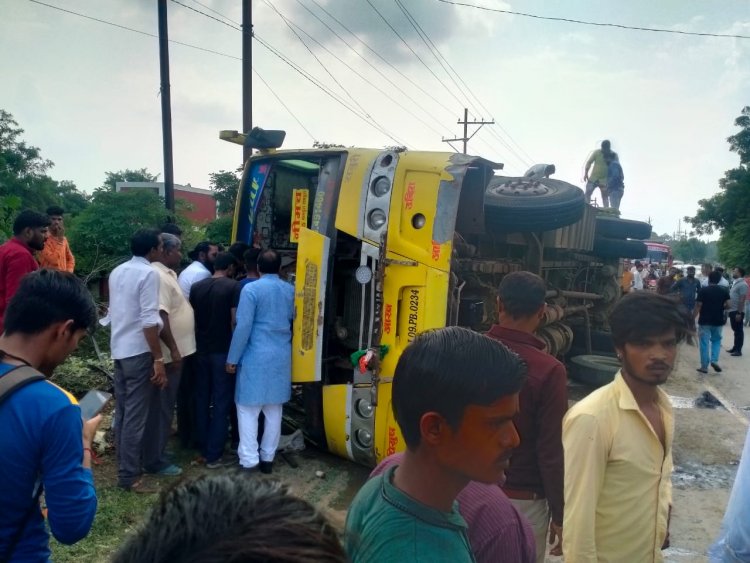 BIG BREAKING : मिराज सिनेमा के पास बस पलटी,एक की मौत,तो कई यात्री घायल भी ,मची अफरा तफरी,पुलिस मोके पर,पढ़े ये खबर