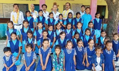 NEWS : हांसपुर के माध्यमिक विद्यालय में हर्षोउल्लास के साथ मनाया गया शिक्षक दिवस, पढ़े खबर