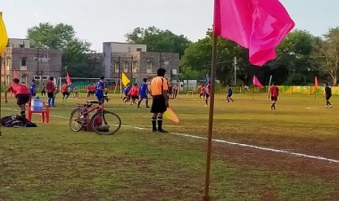 NEWS: रेलवे ग्राउंड की लाल माटी पर 6 टीमों के बीच हुए रौचक मुकाबले, बघाना का आरबीजी ग्रुप 7 साइडर की तर्ज़ पर कर रहा है सुपर 8 फुटबॉल प्रतियोगिता का आयोजन, पढ़े महेंद्र अहीर की खबर