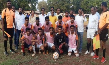 NEWS: रेलवे ग्राउंड पर टीमों में कड़ा मुकाबला, एक फुटबॉल के पीछे दौड़े कई खिलाड़ी, किसने मारी बाजी, और किसे मिली हार, पढ़े महेंद्र अहीर की खबर