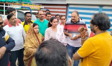 NEWS: नपाध्यक्ष स्वाति चौपड़ा व उपाध्यक्ष परमाल पहुंची सब्जी मंडी, किया निरीक्षण, व्यवसाइयों की सुनी समस्याएं, फिर व्यवस्था सुधारने और समाधान के दिये निर्देश, पढ़े खबर