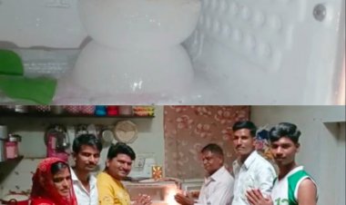 OMG: फ्रिज के अंदर बर्फ के शिवलिंग के दर्शन होने से गांव में हर्ष की लहर,पढ़े खबर