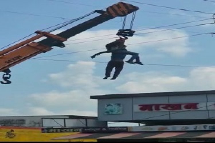 NEWS: नयाखेड़ा बायपास बिजली पोल पर कार्य करते समय 1 की मोत, मौजूद लोगो ने ठेकेदार पर लगाए लापरवाही के आरोप ,पढ़े खबर........