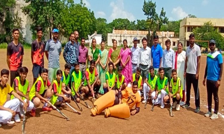 NEWS: सीएम राईज स्कूल में शालेय हॉकी प्रतियोगिता संपन्न, इस वर्ग के बालक बालिकाओं ने लिया भाग, पढ़े खबर