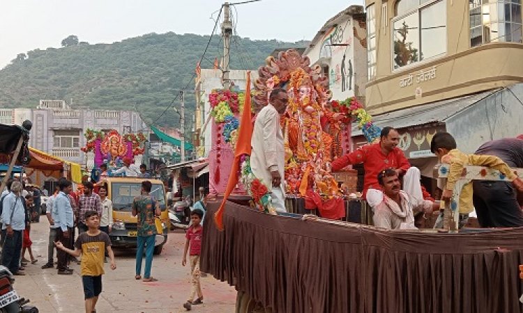 NEWS: गणेश विसर्जन यात्रा में उमड़े श्रद्धालु, जयकारों के साथ प्रतिमा का विसर्जन, खाकी भी रहीं मुस्तैद, पढ़े खबर
