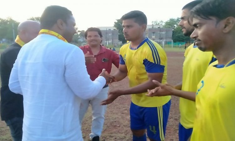 NEWS: रेलवे ग्राउंड पर फुटबॉल प्रतियोगिता का आयोजन, इन टीमों के बीच हुआ फाइनल मुकाबला, किसने जीता विजेता का खिताब, पढ़े खबर