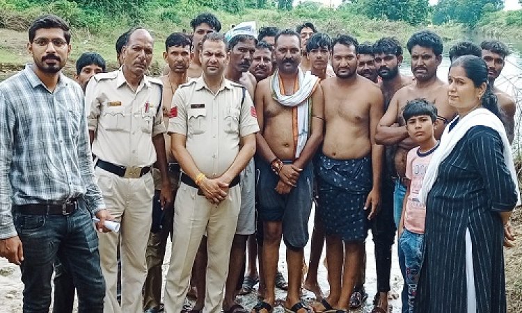 BIG NEWS: ग्राम कुणीखम्मा के रहवासियों का जलसत्याग्रह आंदोलन, मौके पर पहुंचे अधिकारी, दिया ऐसा आश्वासन, की ग्रामीण भी हो गए खुश...! अब इंतजार इस बात का, पढ़े मनीष जोलान्या की खबर