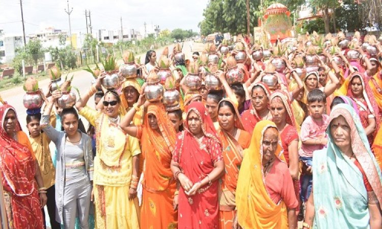 NEWS: ग्वालटोली में गाजे-बाजे के साथ निकली कलश एवं पौथी यात्रा, स्वामी सत्यानंद सरस्वती बग्गी में हुए विराजमान, भक्तों ने लिया आशीर्वाद, श्रीमद भागवत कथा प्रारंभ, पढ़े ये खबर