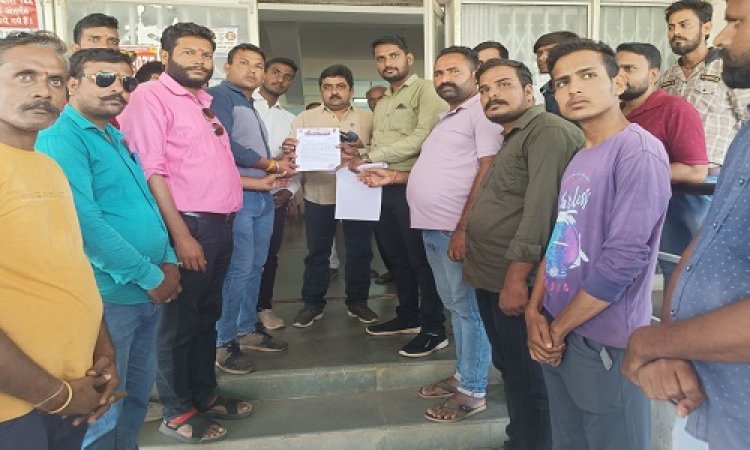 NEWS: अधूरी गौशाला का हो निर्माण, जिले में घूम रहें पशुओं को छुड़वाएं यहां, गौरक्षा दल ने जिलाधीश के नाम सौंपा ज्ञापन, की कई मांगे, पढ़े खबर