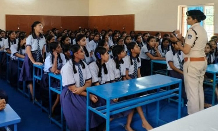 BIG NEWS: अभियान चेतना एवं ऑपरेशन एहसास, शासकीय विद्यालय पहुंचे पुलिस अधिकारी, छात्राओं को किया जागरूक, सुरक्षा और अपराधों की दी जानकारियां, पढ़े बबलू यादव की खबर
