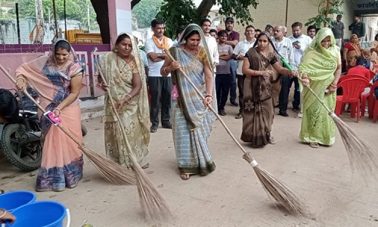 NEWS: मुख्यमंत्री जनसेवा अभियान, रतनगढ़ में चलाया सफाई अभियान, मूलक योजनाओं का लाभ प्रत्येक पात्र हितग्राहियों को मिले, पढ़े खबर