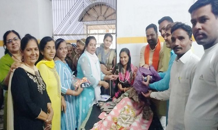 NEWS: शारदीय नवरात्रि की शुरुवार, कन्याओं को जन्म देने वाली माताओं का सम्मान, बीजेपी जिलाध्यक्ष पवन पाटीदार बोले- सुनहरे भविष्य का आधार है बेटीयां, पढ़े खबर
