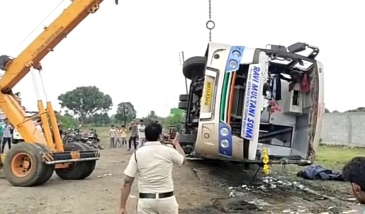 NEWS: यात्री बस पलटी 5 से अधिक यात्रियों को लगी चोट, पढ़े खबर