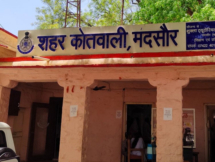 BIG NEWS: देशी कट्टे, और जिन्दा कारतूस सहित तीन गिरफ्तार, पूछताछ में आरोपियों ने उगले राज, फिर कोतवाली पुलिस का एक्शन, हथियारों का सौदागर भी चढ़ा हत्थे, पढ़े मंदसौर की बड़ी खबर