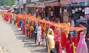 NEWS: माताओं बहनों ने थामी 151 फीट की चुनरी, फिर पैदल निकले नरसी माता से भादवा माता तक, रास्ते भर सुनाई दी जय माता दी की गूंज, पढ़े मनासा के भक्तों से जुड़ी ये खबर