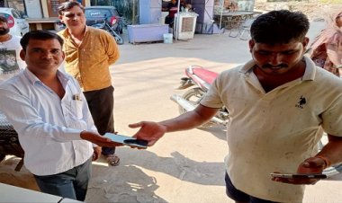 NEWS: देर रात नीमच से रतनगढ़ लौटते शिक्षक, रास्ते में मिली ये बेशकीमती चीज, सुबह बजी फोन की घंटी, तो लौटाई मालिक को, ईमानदारी का दिया परिचय, आप भी पढ़ेंगे तो कहेंगे WOW...!