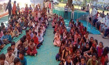 WOW ! कस्मारिया मीडिल स्कूल की प्रधान अध्यापिका की अनोखे अंदाज में विदाई, छात्राओं ने हल्दी-मेहंदी लगाकर किया श्रंगारित, पढ़े खबर