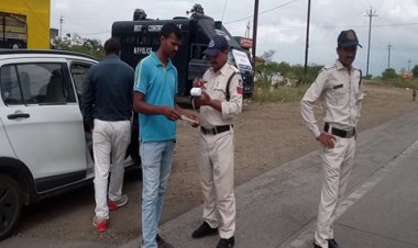 NEWS: यातायात जागरूकता अभियान, मनासा पुलिस ने वाहन चालकों को रोका, नियमों के संबंध में दी समझाइश, लापरवाही बरतने वालों पर की ये बड़ी कार्यवाही, पढ़े खबर