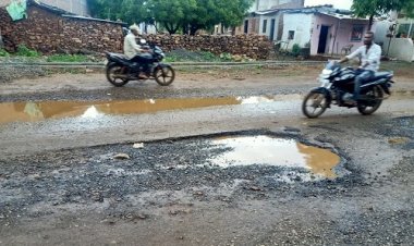 NEWS: बारिश तो गई, पर चीताखेड़ा में ढा गई सितम, खस्ताहाल हुआ मुख्य मार्ग, राहगीर भी परेशान, आये दिन हो रही दुर्घटनाएं, रहवासियों की अब ये बड़ी मांग, पढ़े खबर