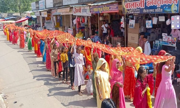 NEWS: माताओं बहनों ने थामी 151 फीट की चुनरी, फिर पैदल निकले नरसी माता से भादवा माता तक, रास्ते भर सुनाई दी जय माता दी की गूंज, पढ़े मनासा के भक्तों से जुड़ी ये खबर