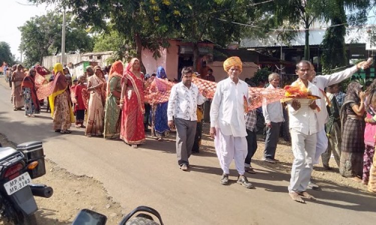 NEWS: चलो बुलावा आया है, माता ने बुलाया है... जय माता दी के जय कारे लगाते हुए चुनरी यात्रा लेकर पहुंचे मां जगदंबा के दरबार, पढ़े खबर