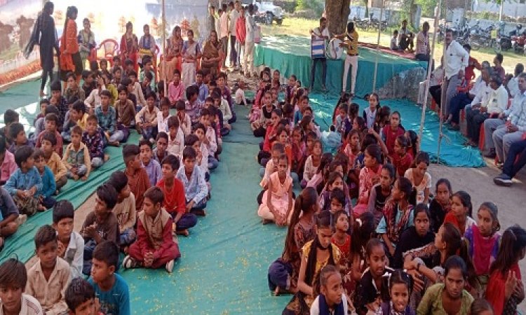 WOW ! कस्मारिया मीडिल स्कूल की प्रधान अध्यापिका की अनोखे अंदाज में विदाई, छात्राओं ने हल्दी-मेहंदी लगाकर किया श्रंगारित, पढ़े खबर