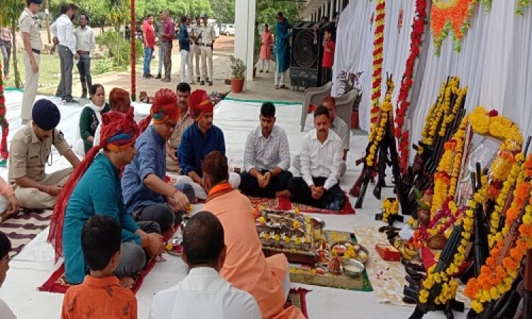 NEWS: विजयादशमी पर्व, पुलिस लाइन में कलेक्टर और एसपी ने किया शस्त्र पूजन, फिर किये हर्ष फायर, पढ़े खबर