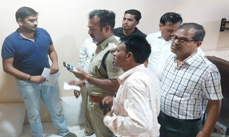 OMG ! मंदसौर में एक दिन पहले ही सचिव का तबादला, रात होते ही चोरों मंडी में चोरों की दस्तक, एक दर्जन से ज्यादा दुकानों के ताले चटकाएं, दें गए इस बड़ी वारदात को अंजाम...! पुलिस जांच में जुटी, पढ़े खबर