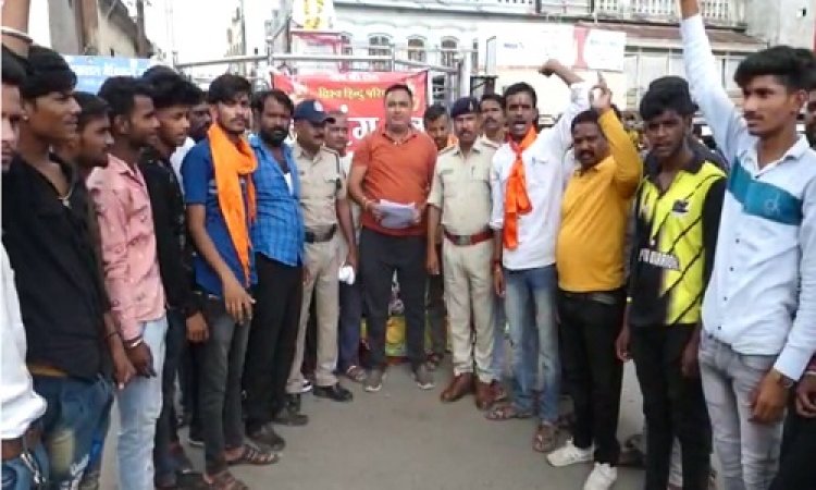 BIG NEWS; मनासा में विहिप पदाधिकारी पर हमला, अब गूंज पहुंची मदंसौर तक, पिपलियामंडी में विरोध प्रदर्शन, फिर सौंपा ज्ञापन, क्या है पूरा मामला...! पढ़े नरेंद्र राठौर की खबर में