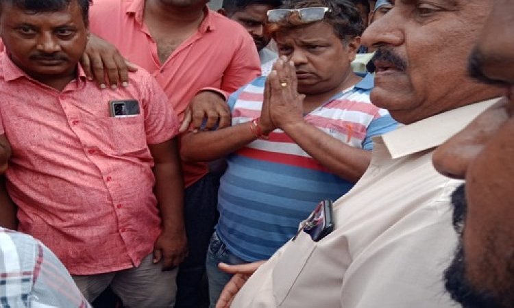 OMG ! नीमच मंडी में उपज नीलामी के दौरान कहासुनी, फिर हुआ विवाद, किसान और व्यापारी आमने-सामने, इनके हस्तक्षेप के बाद मामला शांत, क्या है पूरा वाक्या...! पढ़े महेंद्र की खबर