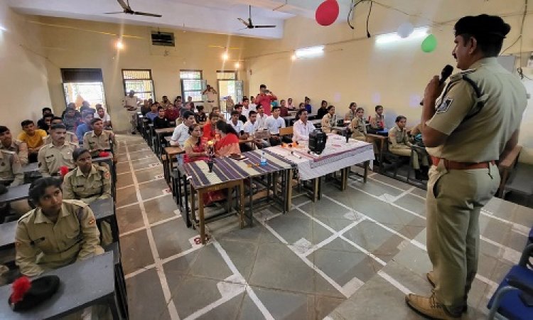 NEWS: जागरूकता अभियान, मनासा के RV कॉलेज पहुंचे T.I दांगी, छात्र-छात्राओं को दी ये अहम जानकारियां, पढ़े खबर