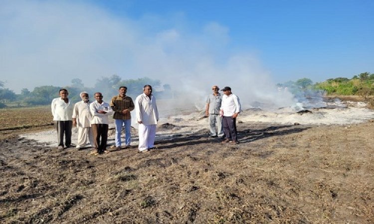 NEWS: खेत में कटाई कर रखी सोयाबीन, अचानक ढेर में लगी आग, कारण अज्ञात, किसान के लाखों का नुकसान, पढ़े खबर