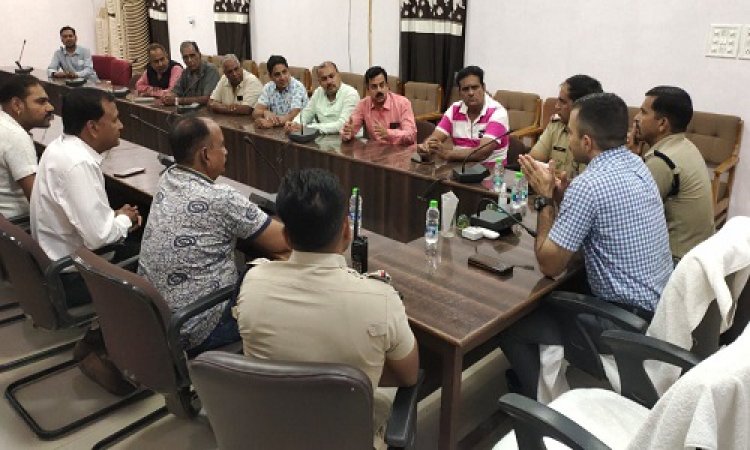 BIG NEWS: बाजार में CCTV कैमरों के नजर, पल-पल में होगा अनाउंसमेंट, पार्किंग में भी बदलाव, त्यौहार पर खाकी मुस्तैद, मंदसौर पुलिस कप्तान ने बुलाई बड़ी बैठक, पढ़े ये खबर