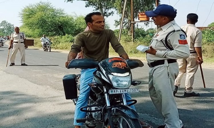NEWS: जागरूकता अभियान, हांसपुर फंटे पर मनासा पुलिस मुस्तैद, लापरवाह वाहन चालकों पर कार्यवाही, बनाएं चालान, पढ़े खबर