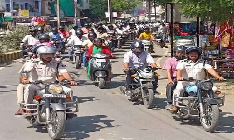 BIG NEWS; जागरूकता अभियान, नगर में खाकी पुलिस का काफिला, वाहन में छात्राओं ने दिया संदेश, सिंगोली पुलिस की प्रशंसनीय पहल, पढ़े ये खबर