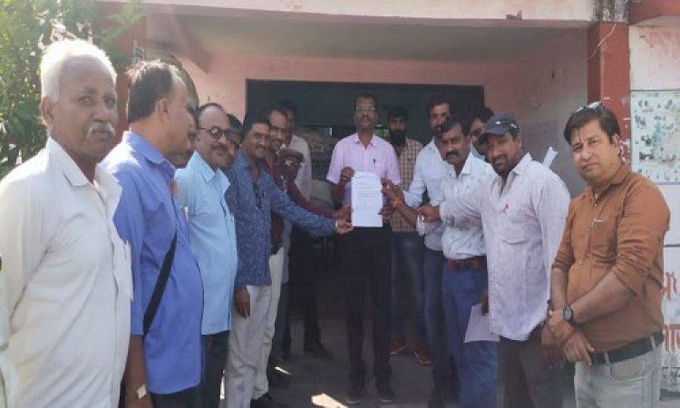 NEWS: रोजगार सहायक सचिव संघ के सदस्य पहुंचे जनपद कार्यालय, मांगो को लेकर मुख्य कार्यपालन अधिकारी को सौंपा ज्ञापन, पढ़े खबर