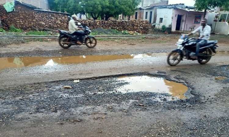 NEWS: बारिश तो गई, पर चीताखेड़ा में ढा गई सितम, खस्ताहाल हुआ मुख्य मार्ग, राहगीर भी परेशान, आये दिन हो रही दुर्घटनाएं, रहवासियों की अब ये बड़ी मांग, पढ़े खबर