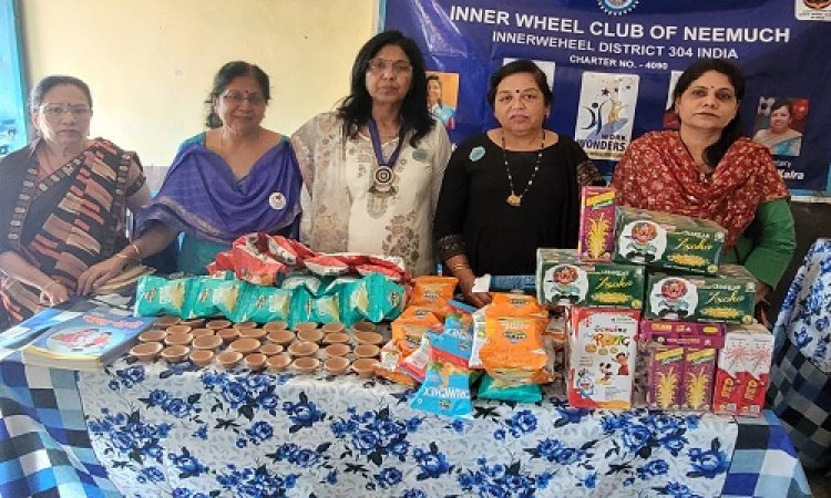 NEWS: दीपोत्सव, इनरव्हील क्लब की सदस्या पहुंची ग्राम केलूखेड़ा, स्कूली बच्चों को वितरित किये पटाखे और मिठाई सहित ये सामग्री, पढ़े खबर