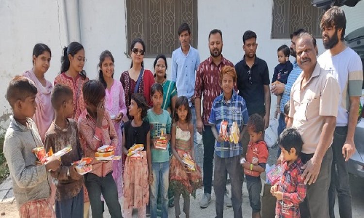 NEWS: दीपावली का त्यौहार, झुग्गी बस्तियों में पहुंचे चाईल्ड रिलीफ फाउंडेशन के सदस्य, बच्चों को वितरित की ये सामग्री, बाटी जीवन जीने की खुशियां, पढ़े खबर