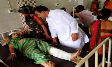 NEWS: जिला अस्पताल में शर्मनाक स्थिति, दुर्घटना में पैर फ्रेक्चर, तो महिला के पैर में बांधा गत्ता, मरीजों को नहीं मिला अर्थिक मदद का आश्वासन, यहां वार्ड बॉय नहीं, तरुण बाहेती के आरोप, बोले- विधायक और जिला पंचायत अध्यक्ष को नजर नहीं आई लापरवाही, पढ़े खबर