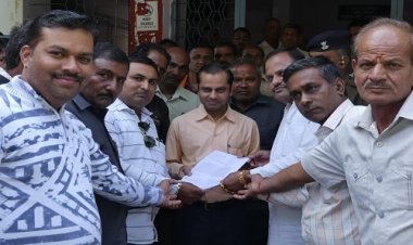 NEWS: पिपलियामंडी कृषि उपज मंडी में फैली गंदगी, अव्यवस्थाओं का आलम, समस्याओं का समाधान करने की मांग, SDM को सौंपा ज्ञापन, पढ़े खबर