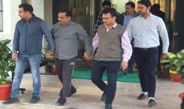 BIG NEWS: CBI की मंदसौर में दबिश, 5 लाख की रिश्वत के मामले में आयकर अधिकारी गिरफ्तार, इस काम की एवं में मांगे थे रूपए, जिले की सबसे बड़ी कार्यवाही, पढ़े ये खबर