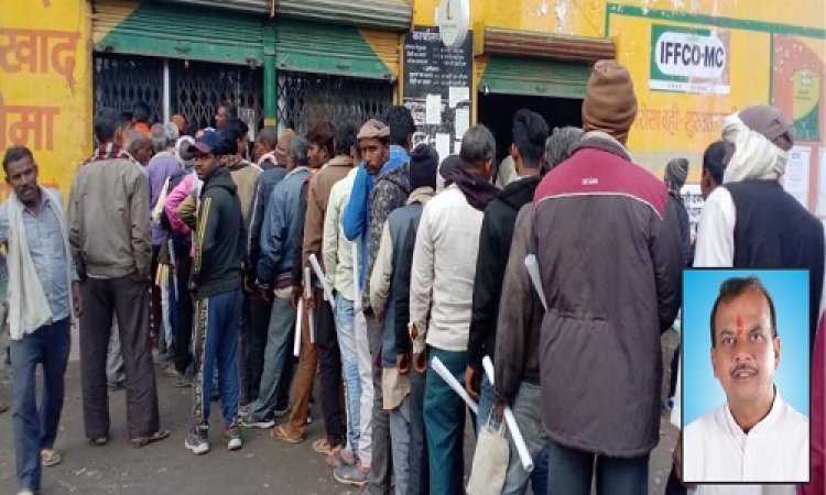 NEWS: यूरिया खाद के लिए भटकते किसान, जानकारी पहुंची कांग्रेस नेता तक, तो जिला कलेक्टर से की मुलाकात, फिर ये निर्देश जारी, अब अन्नदाताओं के चैहरे पर खुशी, इन्हें दिया धन्यवाद, पढ़े खबर