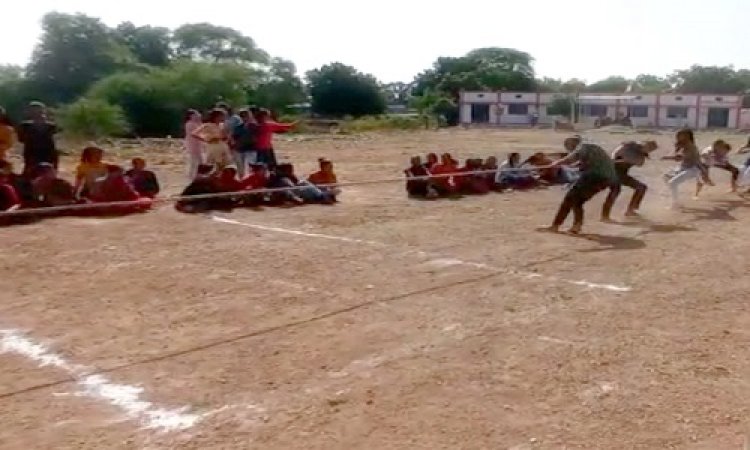 NEWS: जीरन के कन्या विद्यालय में रस्साकशी प्रतियोगिता संपन्न, इन बालिकाओं ने दिखाया दम-खम, विजेताओं को किया पुरस्कृत, पढ़े खबर