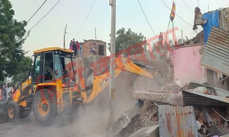BIG BREAKING: नाबालिग से दुष्कर्म का मामला, एक्शन में आये पुलिस-प्रशासनिक अधिकारी, आरोपी का मकान किया जमीदोंज, मौके पर तीन तानों की पुलिस, पढ़े खबर