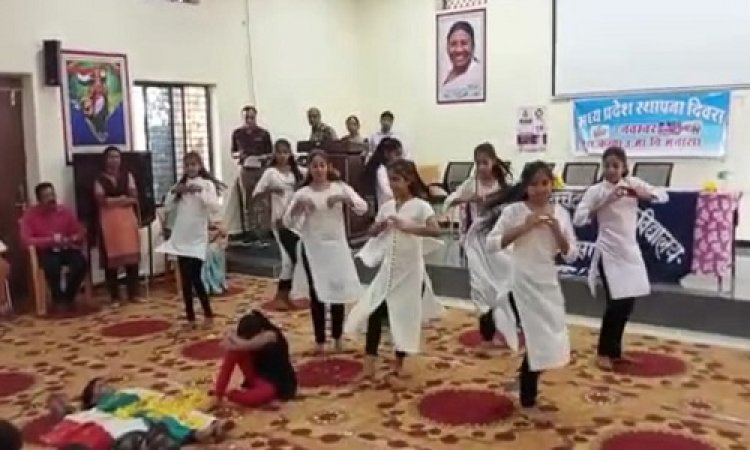 NEWS: म.प्र. स्थापना दिवस, मनासा के शासकीय कन्या शाला में सांस्कृतिक कार्यक्रम संपन्न, जनप्रतिनिधि और अधिकारी रहे मौजूद, पढ़े खबर