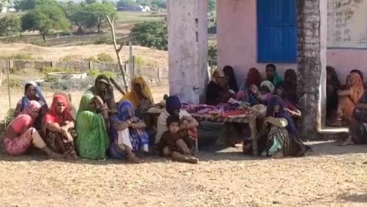 BIG NEWS: तीन माह से बीमार चल रही छात्रा की मौत, उपचार के दौरान तोड़ा दम, आक्रोशित परिजनों ने स्कूल के बाहर शव रखकर किया प्रदर्शन, तहसीलदार और पुलिस भी पहुंचे मौके पर, क्या है मामला...! पढ़े इस खबर में