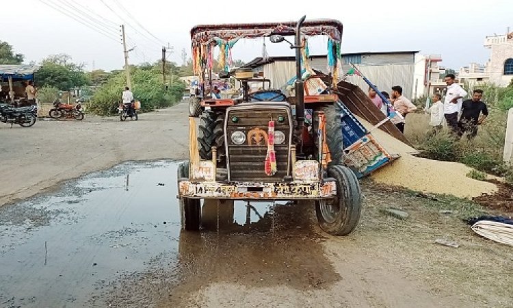OMG ! मनासा मंडी में उपज लेकर जाता किसान, गेट के बाहर पहुंचते ही हुआ हादसा, अन्नदाता की मेहनत बही पानी में, पढ़े खबर