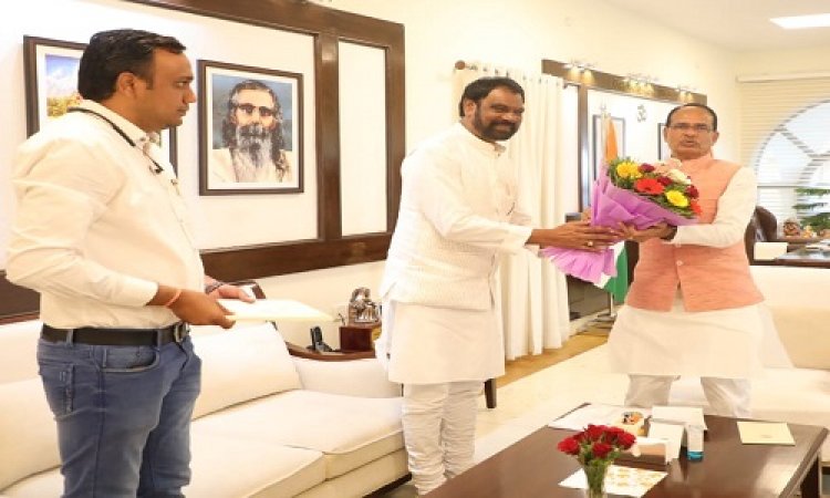 NEWS: विधाक मारू ने मुख्यमंत्री से की भेंट, 10 सड़कों की मांगी स्वीकृति, CM को दिए ये निमंत्रण, पढ़े खबर