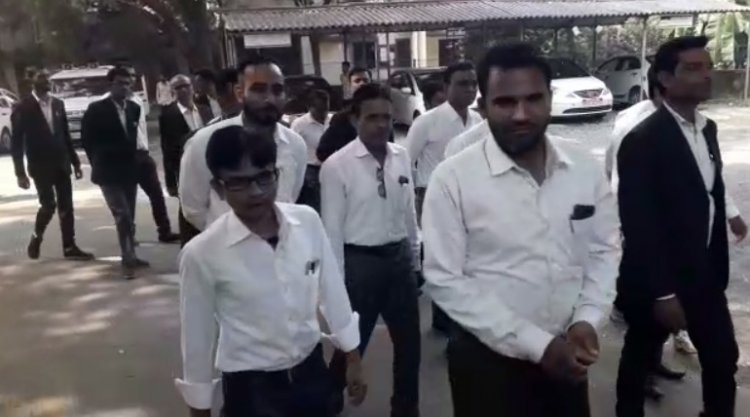 BIG NEWS: मंदसौर में ऐसा क्या हुआ, की अधिवक्ता संघ उतरा सड़कों पर, लोक अदालत का बहिष्कार करने का भी निर्णय, इनके नाम सौंपा ज्ञापन, पढ़े नरेंद्र राठौर की खबर